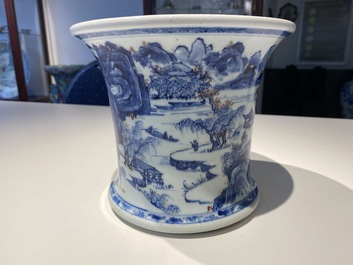 Un pot &agrave; pinceaux en porcelaine de Chine en bleu, blanc et rouge de cuivre, Kangxi